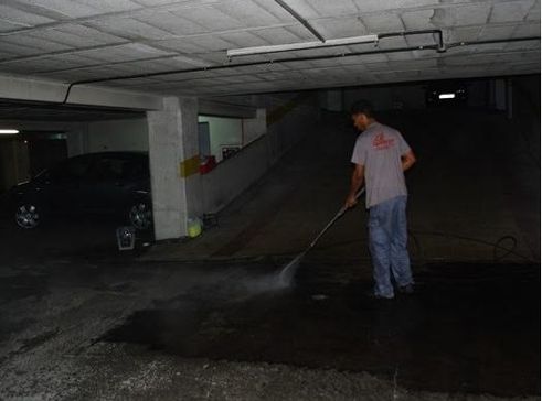 Limpiezas Prado persona limpiando garaje