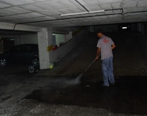 Limpiezas Prado persona limpiando estacionamiento